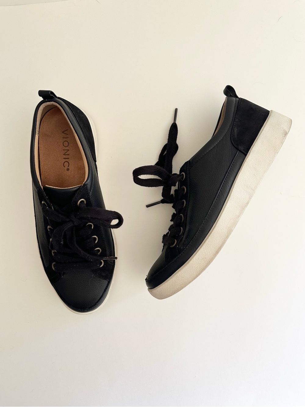 Vionic Black Leather Suede detail Lace Up Winny sneaker